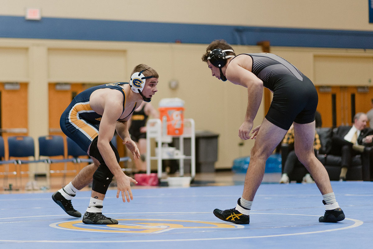 Blugold wrestlers compete in MSOE Invite – The Spectator