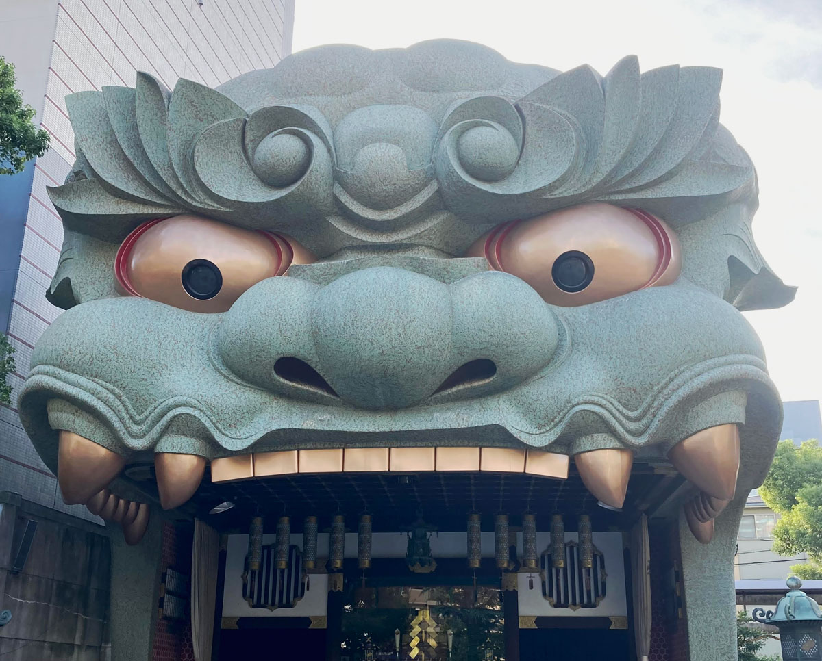 Many tourists visit the Namba Yasaka Shrine to see the lion head stage.